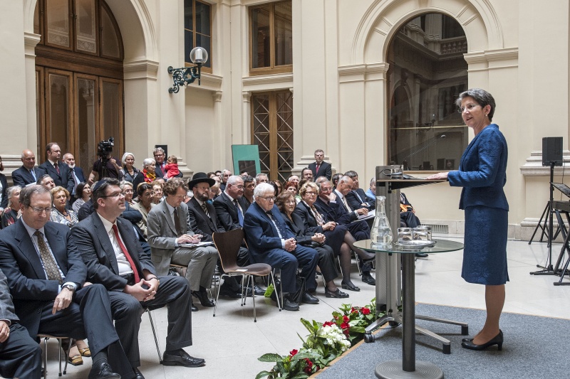 Nationalratspräsidentin Barbara Prammer am Rednerpult begrüßt die VeranstaltungsteilnehmerInnen