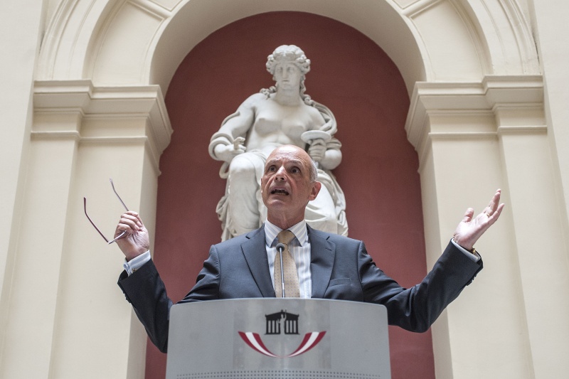 Der Kuratoriumsvorsitzende des Zukunftsfonds Kurt Scholz am Rednerpult