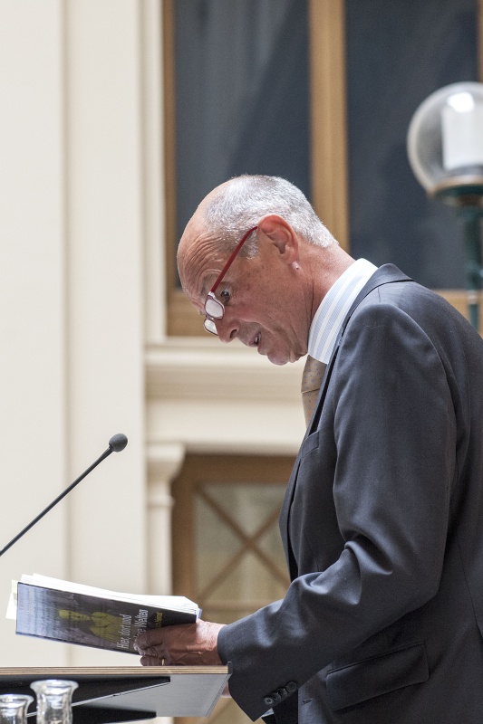 Der Kuratoriumsvorsitzende des Zukunftsfonds Kurt Scholz am Rednerpult liest aus dem Buch