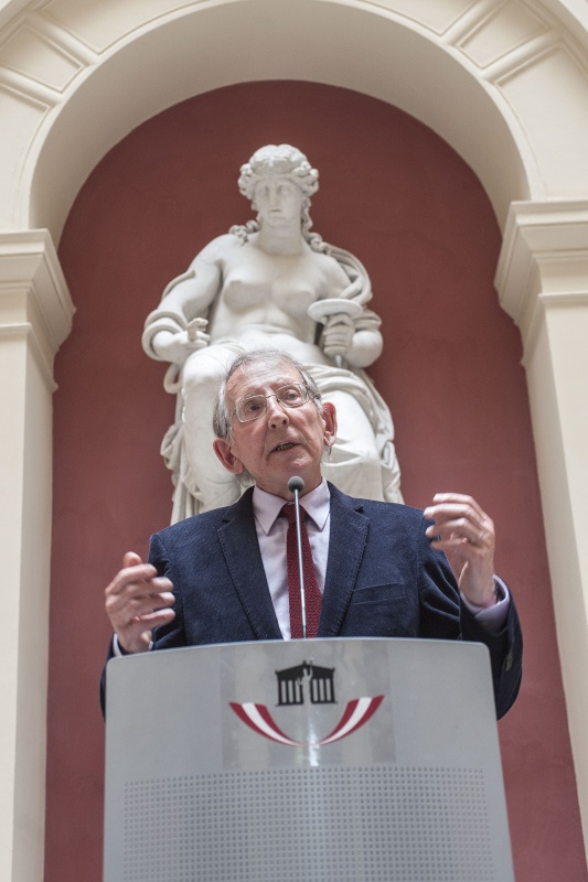 Der Verleger  Heribert Steinbauer am Rednerpult