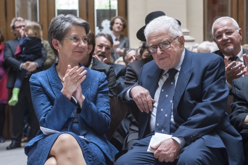v. li.: Nationalratspräsidentin Barbara Prammer applaudiert Autor Moshe Jahoda