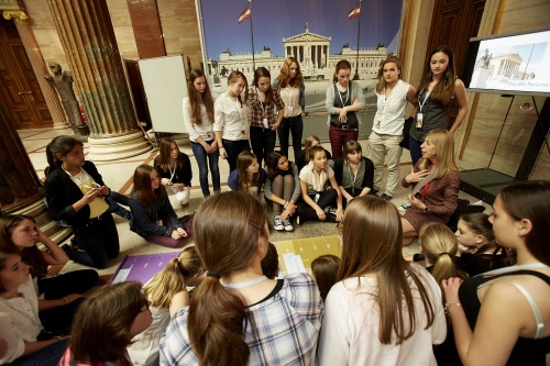 Die Schüler bei der Führung durch das Parlament