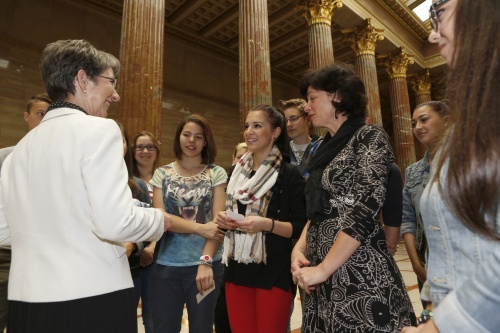 Nationalratspräsidentin Barbara Prammer im Gespräch mit SchülerInnen