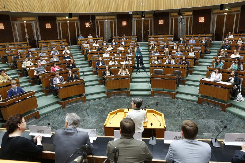 Nationalratspräsidentin Barbara Prammer am Rednerpult begrüßt die SchülerInnen.