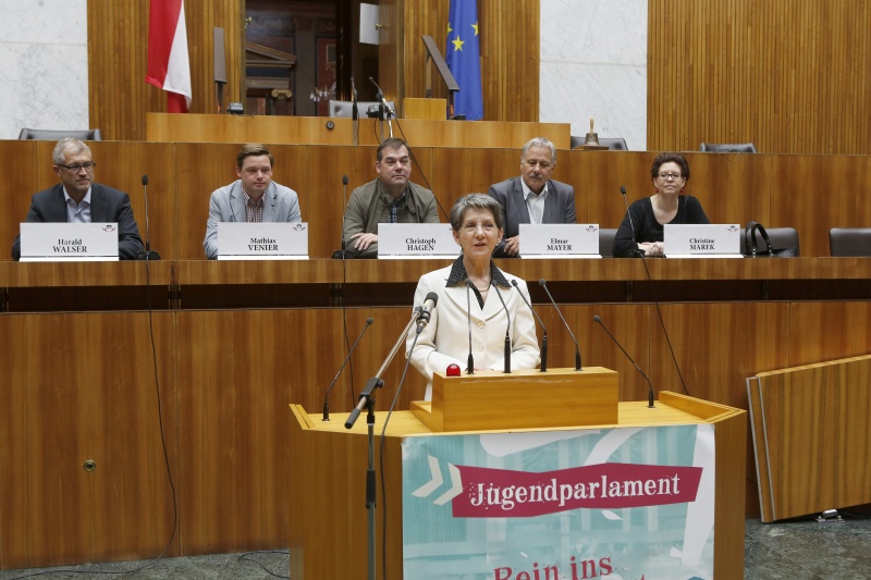 Nationalratspräsidentin Barbara Prammer am Rednerpult begrüßt die SchülerInnen. Im Hintergrund die Nationalratsabgeordneten Harald Walser (G), Mathias Venier (F), Christoph Hagen (T), Elmar Mayer (S) und Christine Marek (V).