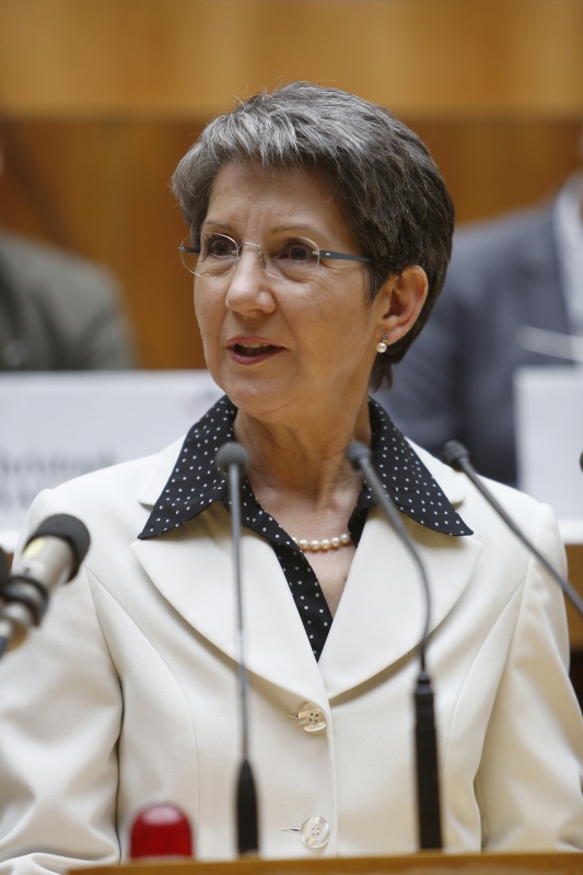 Nationalratspräsidentin Barbara Prammer am Rednerpult begrüßt die SchülerInnen