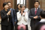 Nationalratspräsidentin Barbara Prammer (2.v.re.) und der chinesische Botschafter Zhao Bin (1.v.re.) spenden Applaus