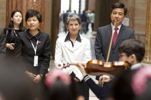 Musikalische Darbietung eines jungen Musikers. Im Hintergrund Nationalratspräsidentin Barbara Prammer (2.v.re.) und der chinesische Botschafter Zhao Bin (1.v.re.)