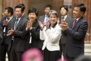 Nationalratspräsidentin Barbara Prammer (2.v.re.) und der chinesische Botschafter Zhao Bin (1.v.re.) spenden Applaus