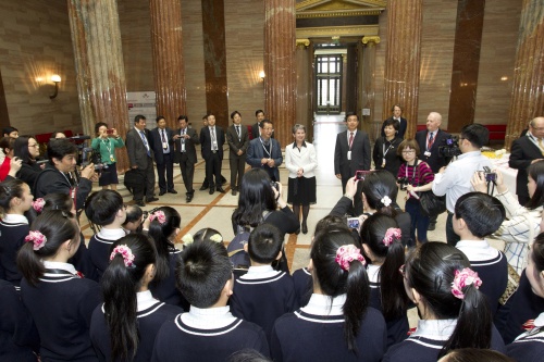 Der Chiniesische Kinderchor mit Nationalratspräsidentin Barbara Prammer