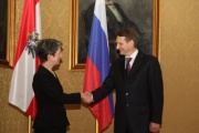 v.li.: Nationalratspräsidentin Barbara Prammer begrüßt den Vorsitzenden der russischen Staatsduma Sergey Naryshkin
