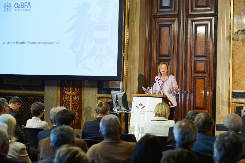 Finanzministerin Maria Fekter am Rednerpult