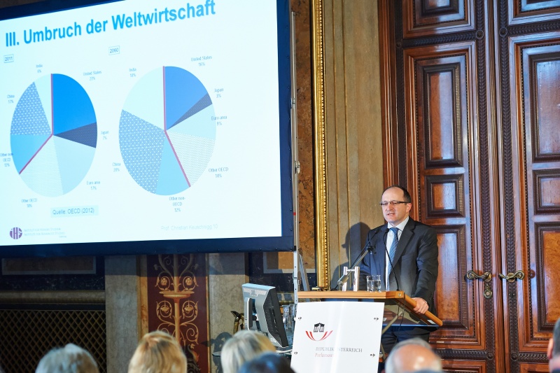 IHS Direktor Christian Keuschnigg am Rednerpult