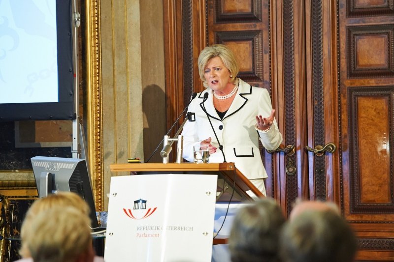 ÖBFA Vorstand Martha Oberndorfer am Rednerpult