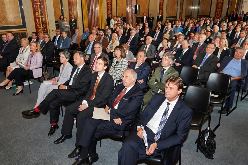Blick Richtung VeranstaltungsteilnehmerInnen. Erste Reihe v.li.: HS Direktor Christian Keuschnigg, Sektionschef Sektion II BM für Finanzen Gerhard Steger, ÖBFA Vorstand Martha Oberndorfer,Finanzministerin Maria Fekter, Nationalratspräsidentin Barbara Prammer, Staatssekretär für Finanzen Andreas Schieder, ÖBFA Vorstand Thomas Steiner, Gouverneur der Nationalbank Ewald Nowotny und ÖBFA Mitarbeiter Guenther Wahl