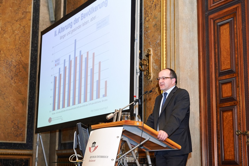 IHS Direktor Christian Keuschnigg am Rednerpult