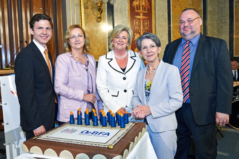 v.li.:  ÖBFA Vorstand Thomas Steiner, Finanzministerin Maria Fekter, ÖBFA Vorstand Martha Oberndorfer, Nationalratspräsidentin  Barbara Prammer, Sektionschef Sektion II BM für Finanzen Gerhard Steger mit Geburtstagstorte