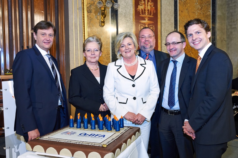 v.li.: ÖBFA Mitarbeiter Günther Wahl, Moderatorin Gisela Hopfmüller, ÖBFA Vorstand Martha Oberndorfer, Sektionschef Sektion II BM für Finanzen Gerhard Steger, IHS Direktor Christian Keuschnigg und ÖBFA Vorstand Thomas Steiner mit Geburtstagstorte.