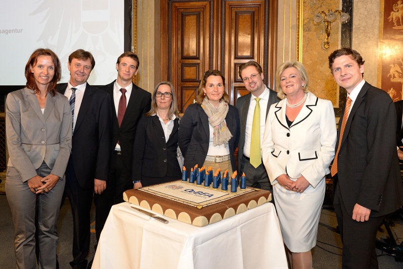 v.li.: ÖBFA Mitarbeiterin, ÖBFA Mitarbeiter Günther Wahl,vier ÖBFA MitarbeiterInnen, ÖBFA Vorstand Martha Oberndorfer und ÖBFA Vorstand Thomas Steiner mit Geburtstagstorte