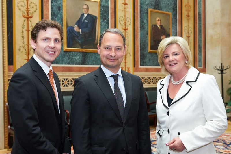 v.li.: ÖBFA Vorstand Thomas Steiner, Staatssekretär für Finanzen Andreas Schieder und ÖBFA Vorstand Martha Oberndorfer