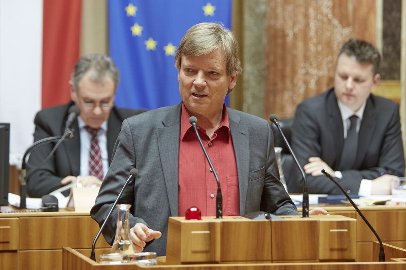 Bundesrat Hans Schweigkofler (S) am Rednerpult