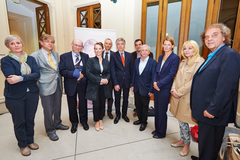 v.li.: Rechtsanwältin Maria Windhager, Universität Salzburg Univ.-Prof. Dr. Roman Hummel, Präsident des WEISSEN RINGES Hon.-Prof. Udo Jesionek,  Universität Linz
Univ.-Prof. Lyane Sautner, BMI Leitender Staatsanwalt Hon.-Prof. Fritz Zeder, Parlamentsdirektor Harald Dossi, Falter Redakteur Florian Klenk, Moderator Peter Huemer, Berufsverband Österreichischer PsychologInnen Ulla Konrad, NEWS Redakteurin Martina Prewein und Heute Redakteur Wolfgang Höllrigl