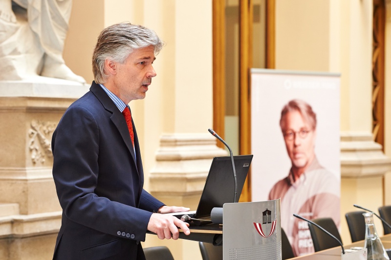 Parlamentsdirektor Harald Dossi bei der Begrüßung am Rednerpult