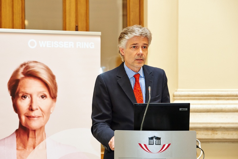 Parlamentsdirektor Harald Dossi bei der Begrüßung am Rednerpult