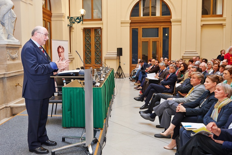 Präsident des WEISSEN RINGES Hon.-Prof. Udo Jesionek am Rednerpult