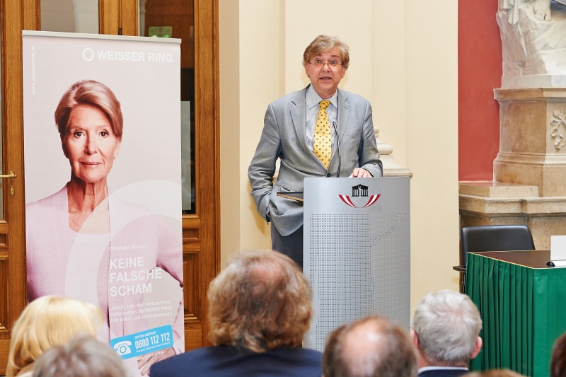 Universität Salzburg Univ.-Prof. Dr. Roman Hummel bei seinem Vortrag am Rednerpult