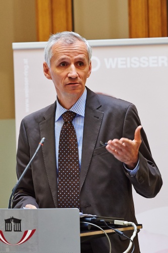 BMI Leitender Staatsanwalt Hon.-Prof. Fritz Zeder bei seinen Vortrag am Rednerpult