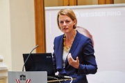 Präsidentin des Berufsverbandes der Österreichischer PsychologInnen Ulla Konrad bei ihren Vortrag am Rednerpult