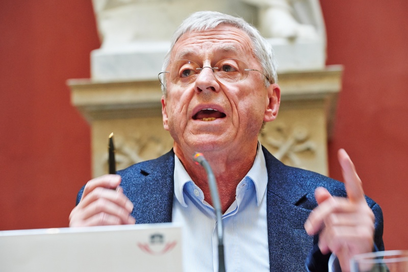 Moderator Peter Huemer am Podium