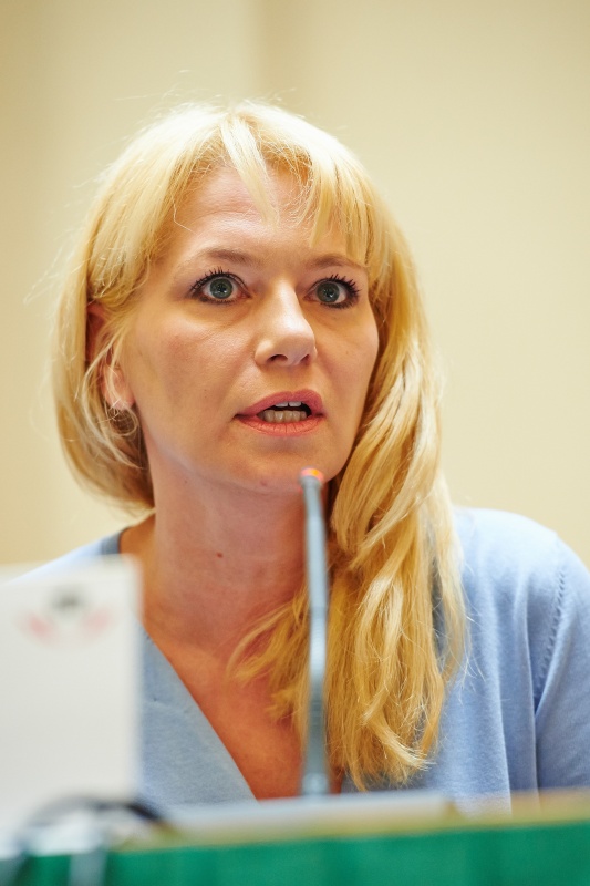 NEWS Redakteurin Martina Prewein am Podium