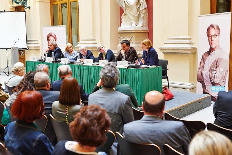 Podium v.li.: Heute Redakteur Wolfgang Höllrigl, NEWS Redakteurin Martina Prewein, Moderator Peter Huemer, Rechtsanwältin Maria Windhager, Falter Redakteur Florian Klenk und vom Berufsverband Österreichischer PsychologInnen Ulla Konrad