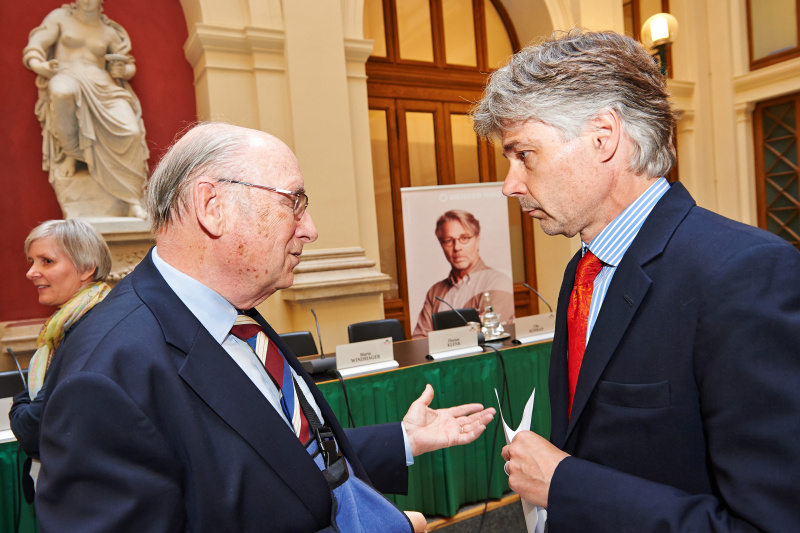 v.li.: Präsident des WEISSEN RINGES Hon.-Prof. Udo Jesionek und Parlamentsdirektor Harald Dossi im Gespräch