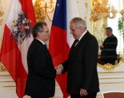 v.li.: Bundesratspräsident Edgar Mayer wird von Staatspräsident Miloš Zeman in der Prager Burg begrüßt