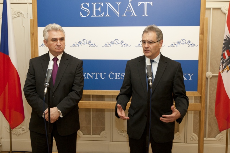 v.li.: Der Vorsitzende des Senats des Parlaments der Tschechischen Republik Milan Štech und Bundesratspräsident Edgar Mayer beim Pressebriefing im Kolowrat-Palais