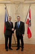 v.li.: Der Vorsitzende des Senats des Parlaments der Tschechischen Republik Milan Štech begrüßt Bundesratspräsident Edgar Mayer im Kolowrat-Palais