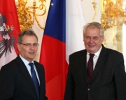 v.li.: Bundesratspräsident Edgar Mayer und Staatspräsident Miloš Zeman in der Prager Burg