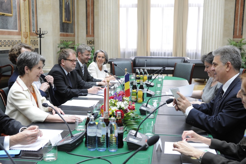 Aussprache. Linke Seite die österreichische Delegation mit v.li.:  Nationalratspräsidentin Barbara Prammer, Büroleiter der Präsidentin Helfried Carl,  Pressesprecher Gerhard Marschall und zwei Parlamentsbedienstete.   Rechte Seite rumänische Delegation mit v.li. Rumänische Botschafterin in Österreich Silvia Davidoiu, Präsident des rumänischen Abgeordnetenhauses Valeriu Stefan Zgonea und Botschaftsrätin Andrea Amza-Andras.