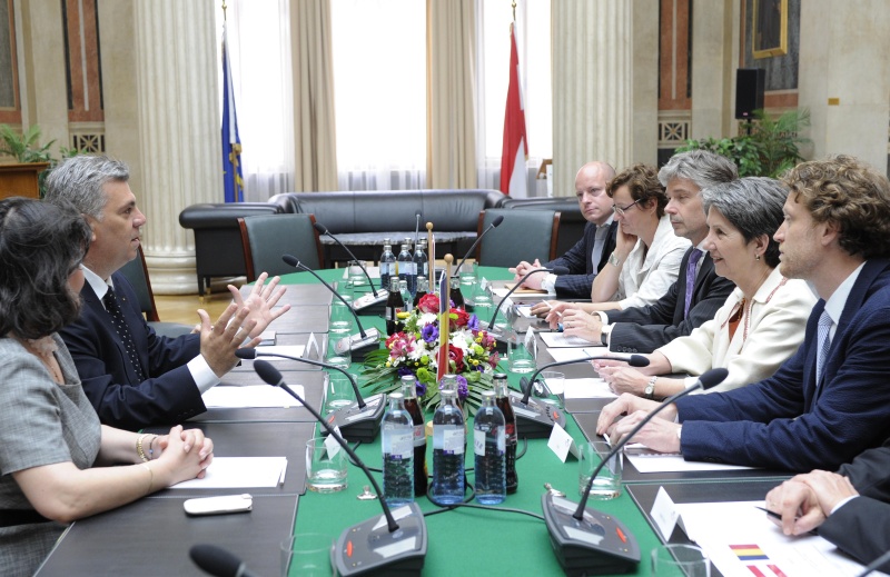 Aussprache. Linke Seite die rumänische Delegation mit v.li.: Rumänische Botschafterin in Österreich Silvia Davidoiu und der Präsident des rumänischen Abgeordnetenhauses Valeriu Stefan Zgonea. Rechte Seite die österreichische Delegation mit v.li.: Parlamentsbediensteter, Dienstleiterin des Internationalen Dienstes Brigitte Brenner, Parlamentsdirektor Harald Dossi,  Nationalratspräsidentin Barbara Prammer und der Büroleiter der Präsidentin Helfried Carl.