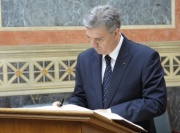 Präsident des rumänischen Abgeordnetenhauses Valeriu Stefan Zgonea beim Eintrag in das Gästebuch