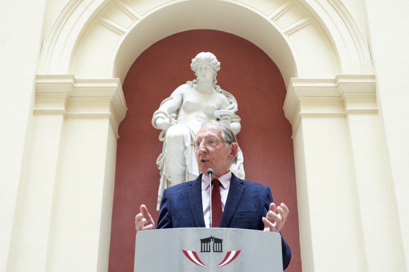 Der Verleger Heribert Steinbauer am Rednerpult