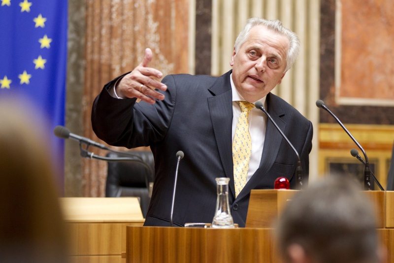 Am Rednerpult Sozialminister Rudolf Hundstorfer