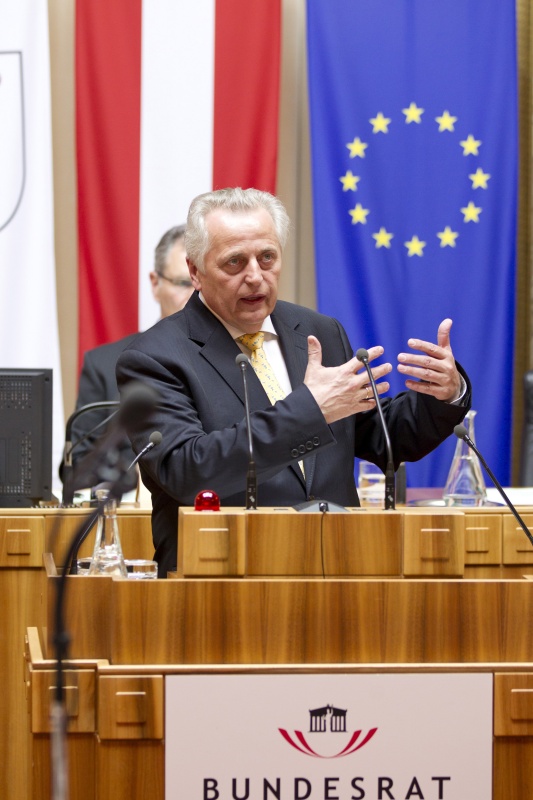 Am Rednerpult Sozialminister Rudolf Hundstorfer