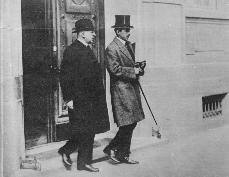 Seipel verlässt mit dem österreichischen Gesandten in Bern, Leo Di Pauli, nach Verhandlungen um eine Anleihe zur Sanierung der österreichischen Bundesfinanzen den Genfer Völkerbundpalast, Oktober 1922.