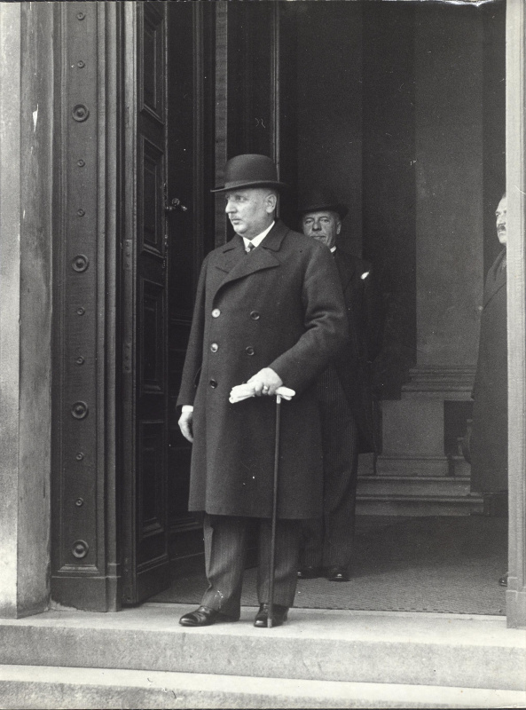 Nach der Wahl zum Bundespräsidenten durch die Bundesversammlung verlässt Wilhelm Miklas das Parlamentsgebäude.