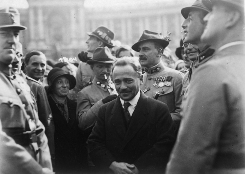 Bundeskanzler Engelbert Dollfuß inmitten von Heimwehrführern, u.a. Ernst Rüdiger Starhemberg (zweiter von rechts).