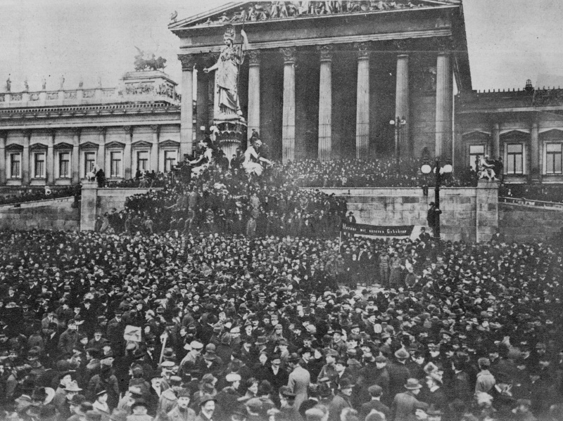 Schwarz-Weiß-Bild: Aufmarsch vor dem Parlament mit dem Spruchband "Hoch die sozialistische Republik".